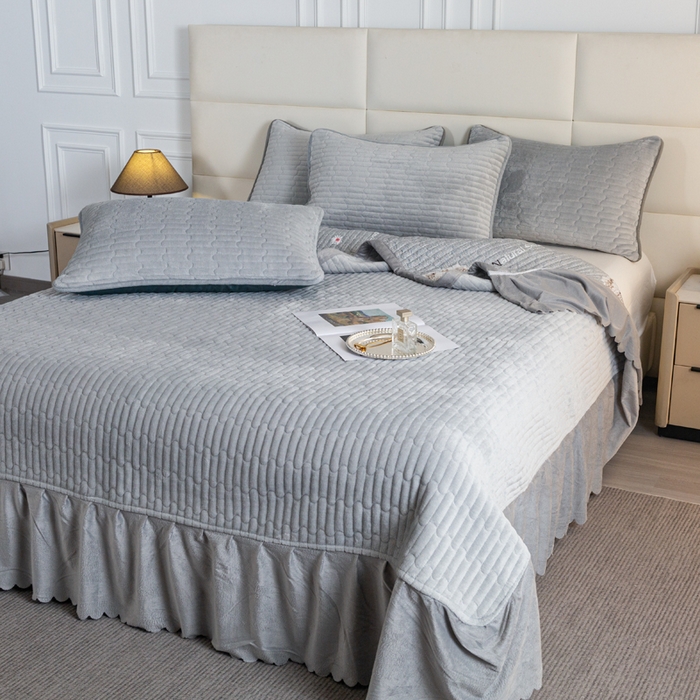 91家纺网 家纺一手货源 找家纺 梓依家纺 2025新款牛奶绒单床裙款蕾丝床盖三件套四件套 优雅灰