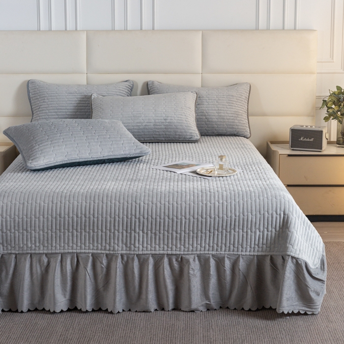 91家纺网 家纺一手货源 找家纺 梓依家纺 2025新款牛奶绒单床裙款蕾丝床盖三件套四件套 优雅灰