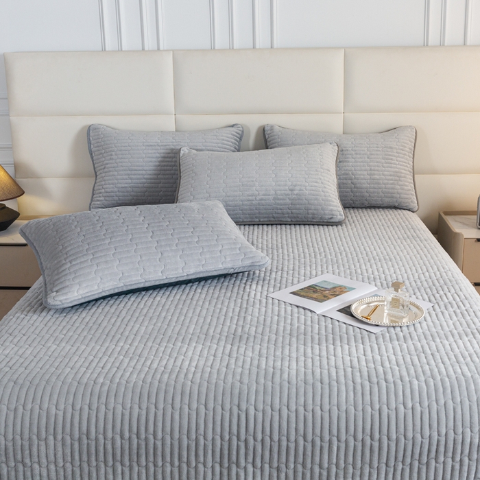 91家纺网 家纺一手货源 找家纺 梓依家纺 2025新款牛奶绒单床裙款蕾丝床盖三件套四件套 优雅灰