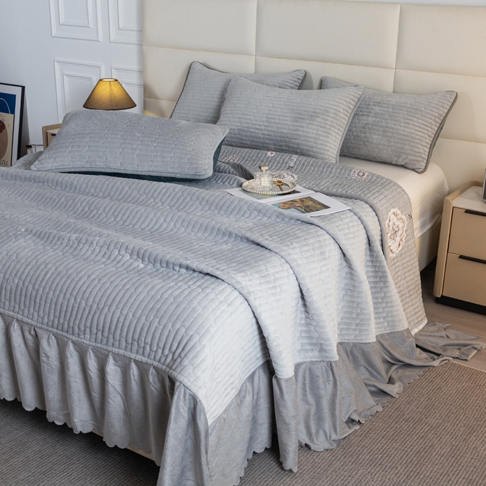 91家纺网 家纺一手货源 找家纺 梓依家纺 2025新款牛奶绒单床裙款蕾丝床盖三件套四件套 优雅灰