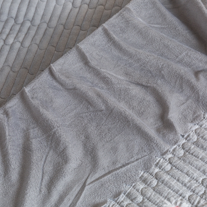 91家纺网 家纺一手货源 找家纺 梓依家纺 2025新款牛奶绒单床裙款蕾丝床盖三件套四件套 优雅灰