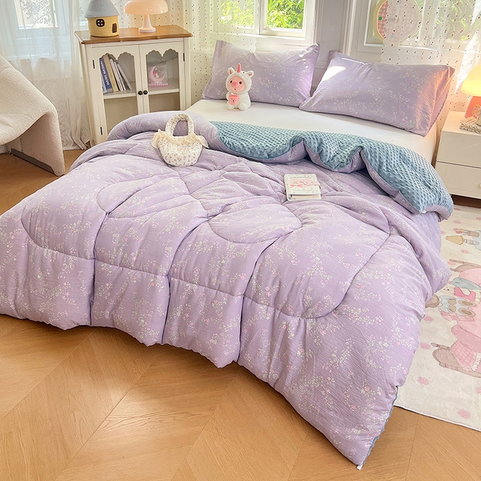 91家纺网 家纺一手货源 找家纺 VIP被业 2025新款云感棉双层纱豆豆绒冬被被子被芯 紫藤月影