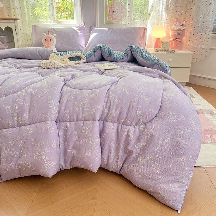 91家纺网 家纺一手货源 找家纺 VIP被业 2025新款云感棉双层纱豆豆绒冬被被子被芯 紫藤月影