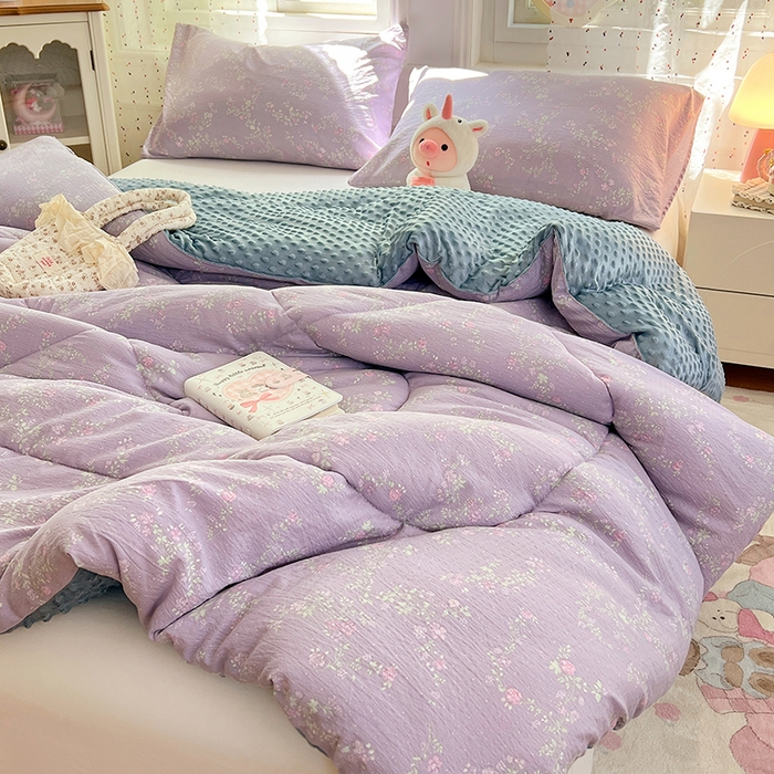 91家纺网 家纺一手货源 找家纺 VIP被业 2025新款云感棉双层纱豆豆绒冬被被子被芯 紫藤月影