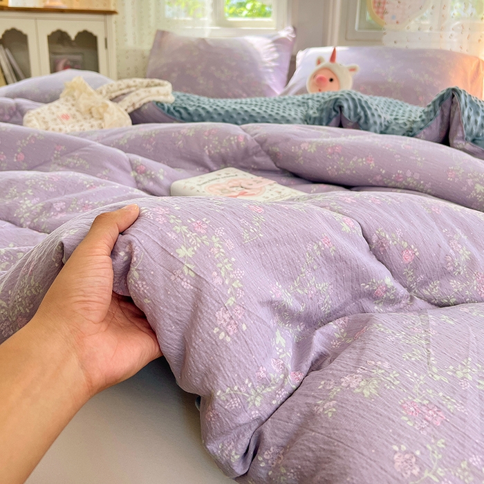 91家纺网 家纺一手货源 找家纺 VIP被业 2025新款云感棉双层纱豆豆绒冬被被子被芯 紫藤月影