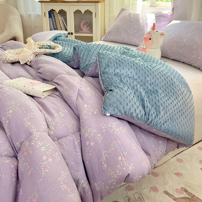 91家纺网 家纺一手货源 找家纺 VIP被业 2025新款云感棉双层纱豆豆绒冬被被子被芯 紫藤月影
