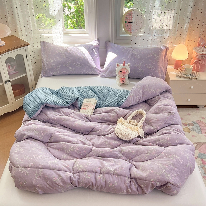 91家纺网 家纺一手货源 找家纺 VIP被业 2025新款云感棉双层纱豆豆绒冬被被子被芯 紫藤月影