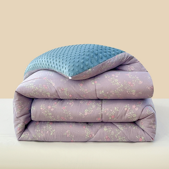 91家纺网 家纺一手货源 找家纺 VIP被业 2025新款云感棉双层纱豆豆绒冬被被子被芯 紫藤月影