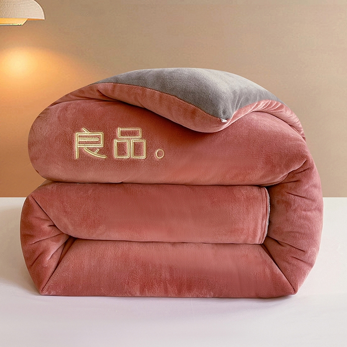 91家纺网 家纺一手货源 找家纺 云家 2025新款双面牛奶绒刺绣冬被跨境被子外贸冬季被芯 豆沙+灰