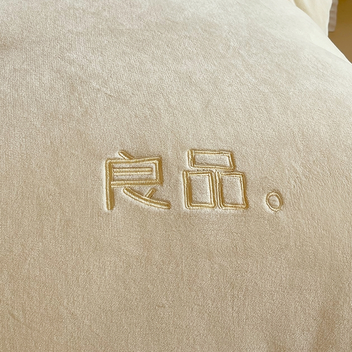 91家纺网 家纺一手货源 找家纺 云家 2025新款双面牛奶绒刺绣冬被跨境被子外贸冬季被芯 白+橙