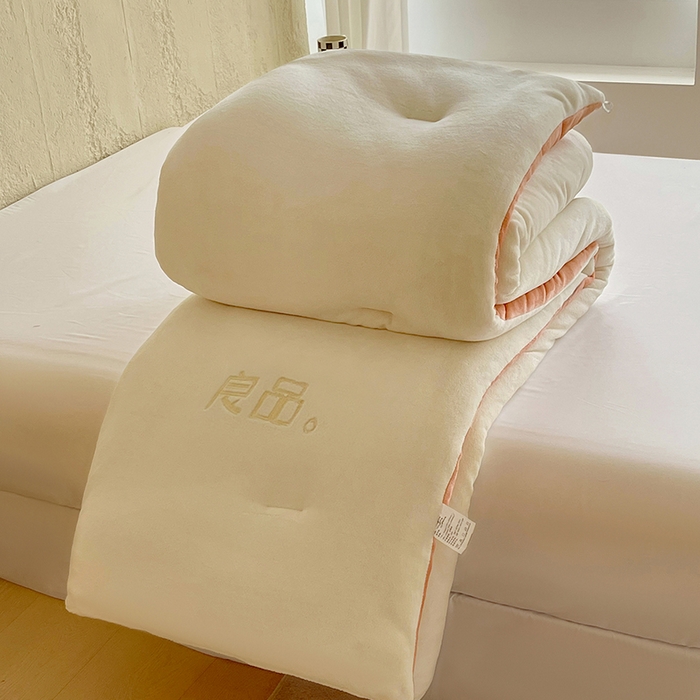 91家纺网 家纺一手货源 找家纺 云家 2025新款双面牛奶绒刺绣冬被跨境被子外贸冬季被芯 白+橙