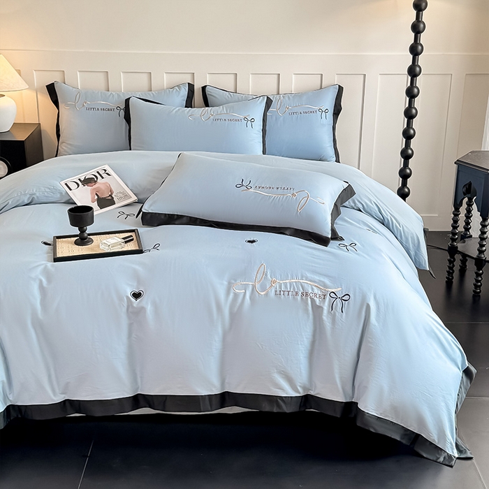 91家纺网 家纺一手货源 找家纺 理想家家纺 2025新款纯棉轻奢刺绣四件套-小秘密系列 小秘密-蓝