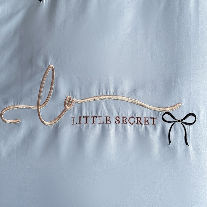 91家纺网 家纺一手货源 找家纺 理想家家纺 2025新款纯棉轻奢刺绣四件套-小秘密系列 小秘密-蓝