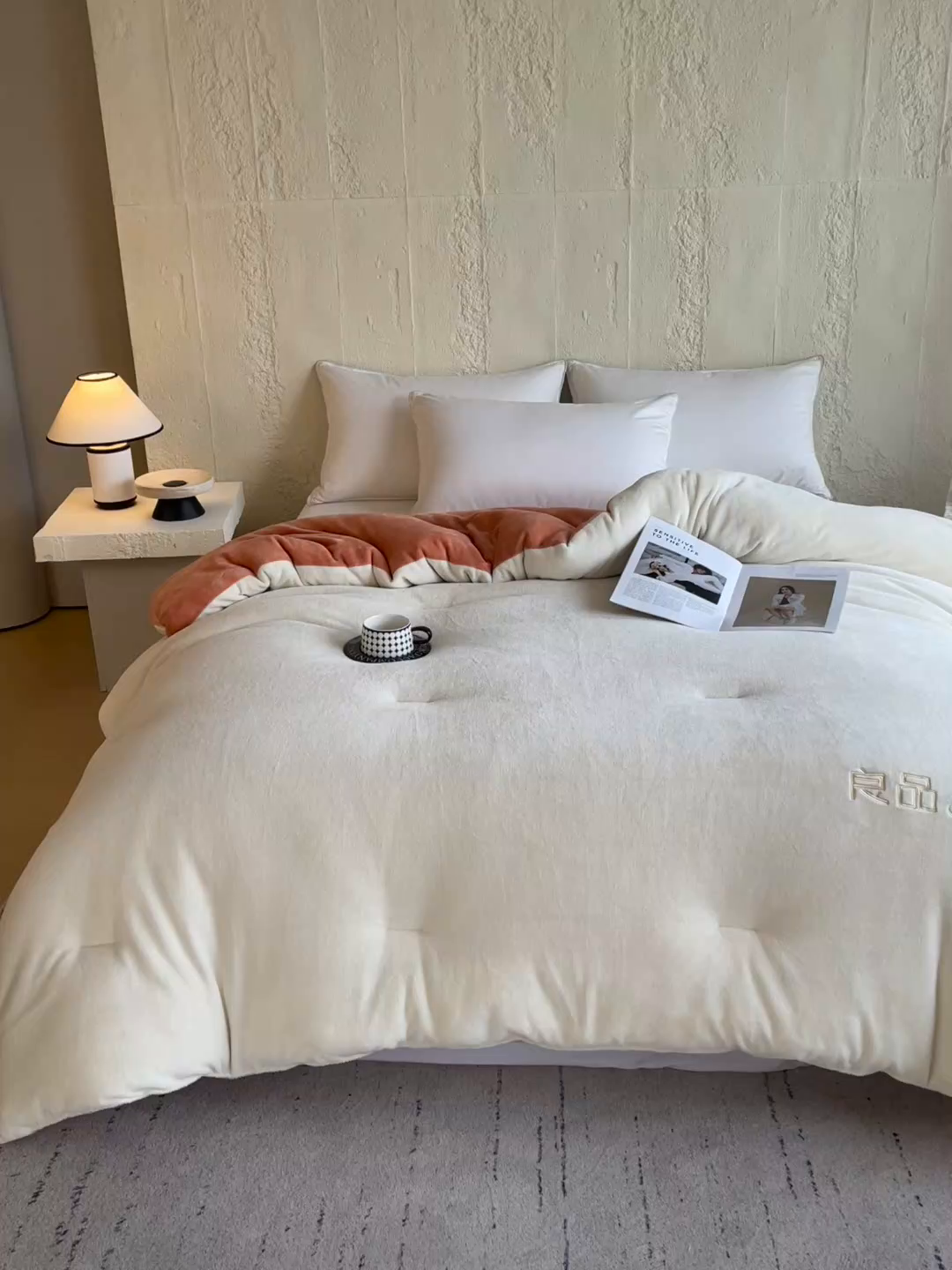 91家纺网 家纺一手货源 找家纺 云家 2025新款双面牛奶绒刺绣冬被跨境被子外贸冬季被芯 白+橙