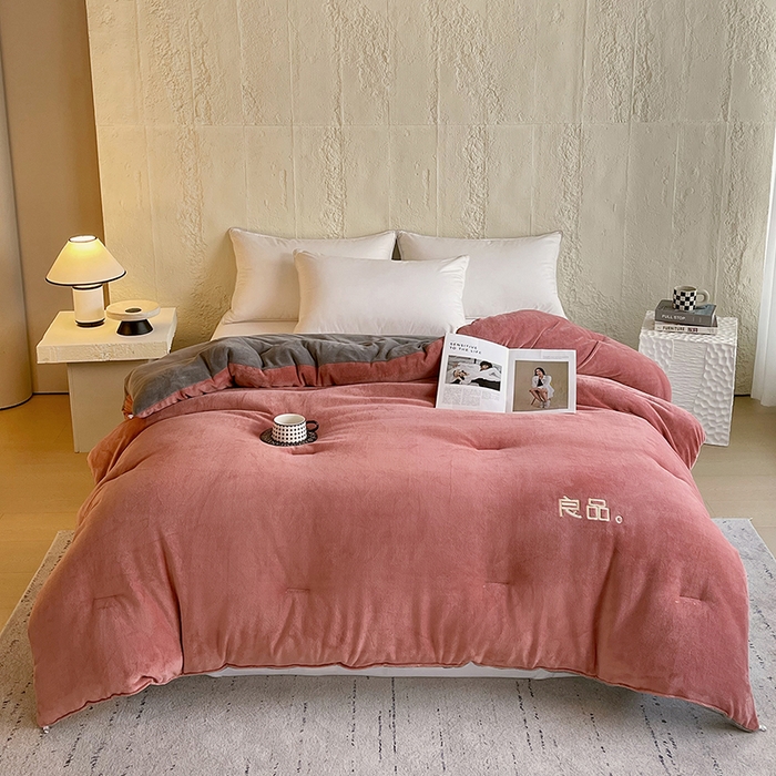 91家纺网 家纺一手货源 找家纺 云家 2025新款双面牛奶绒刺绣冬被跨境被子外贸冬季被芯 豆沙+灰