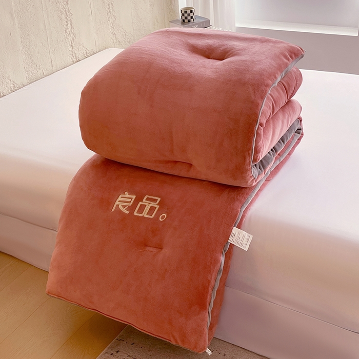 91家纺网 家纺一手货源 找家纺 云家 2025新款双面牛奶绒刺绣冬被跨境被子外贸冬季被芯 豆沙+灰