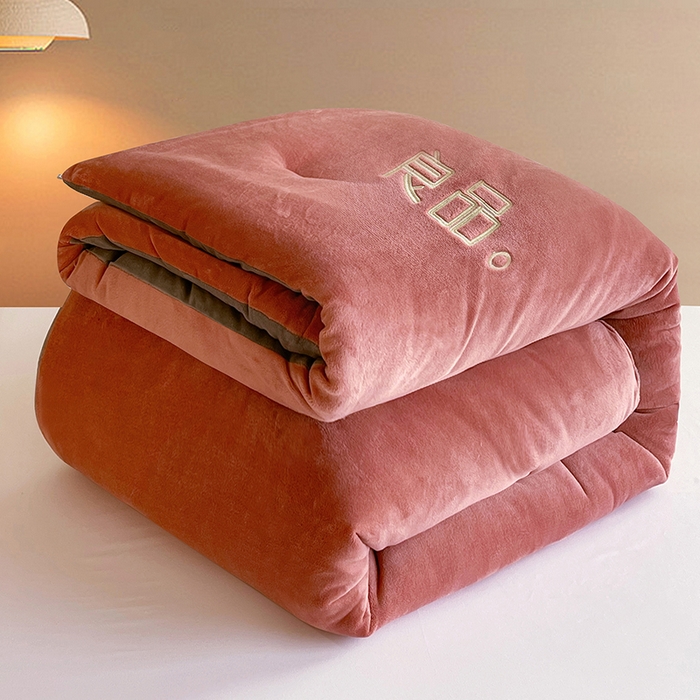 91家纺网 家纺一手货源 找家纺 云家 2025新款双面牛奶绒刺绣冬被跨境被子外贸冬季被芯 豆沙+灰