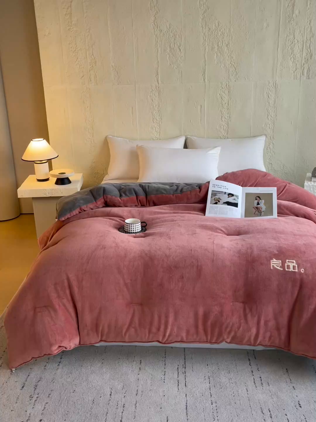 91家纺网 家纺一手货源 找家纺 云家 2025新款双面牛奶绒刺绣冬被跨境被子外贸冬季被芯 豆沙+灰