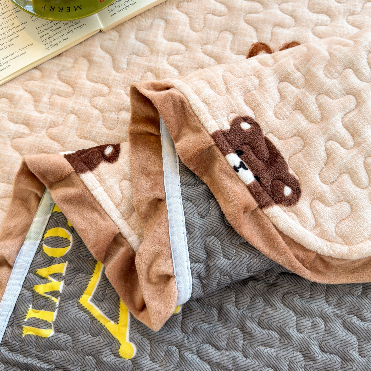 91家纺网 家纺一手货源 找家纺 梓依家纺 2025新款牛奶绒花边单床盖三件套四件套 爱心熊