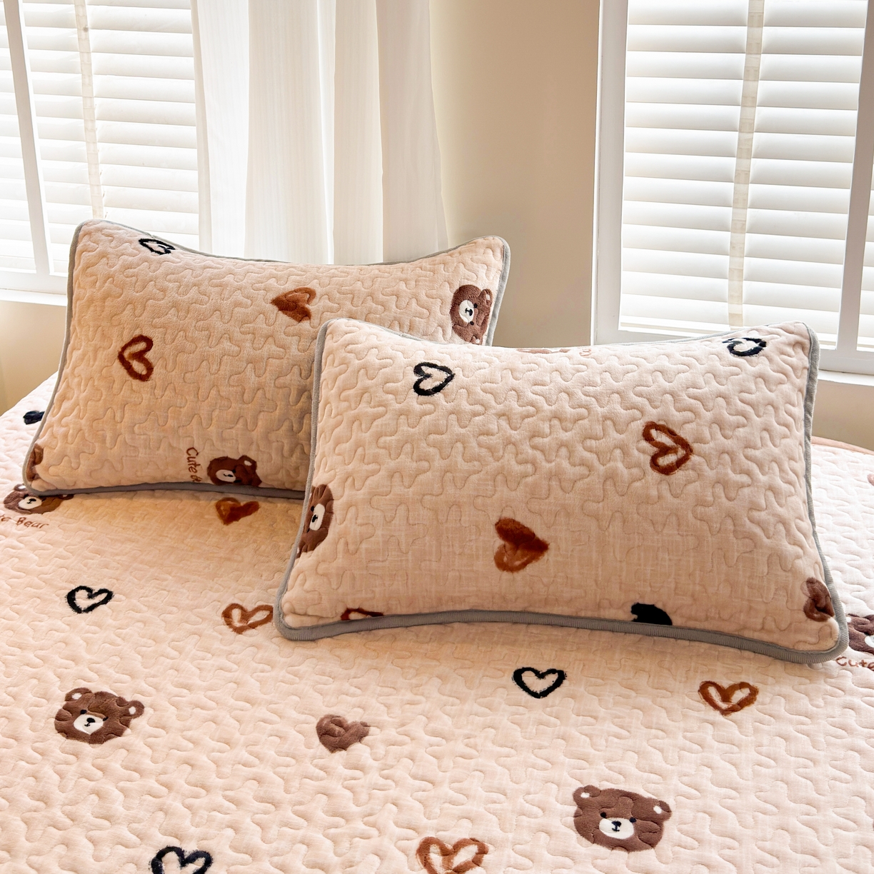 91家纺网 家纺一手货源 找家纺 梓依家纺 2025新款牛奶绒花边单床盖三件套四件套 爱心熊