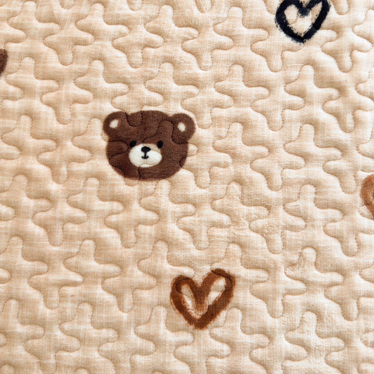 91家纺网 家纺一手货源 找家纺 梓依家纺 2025新款牛奶绒花边单床盖三件套四件套 爱心熊