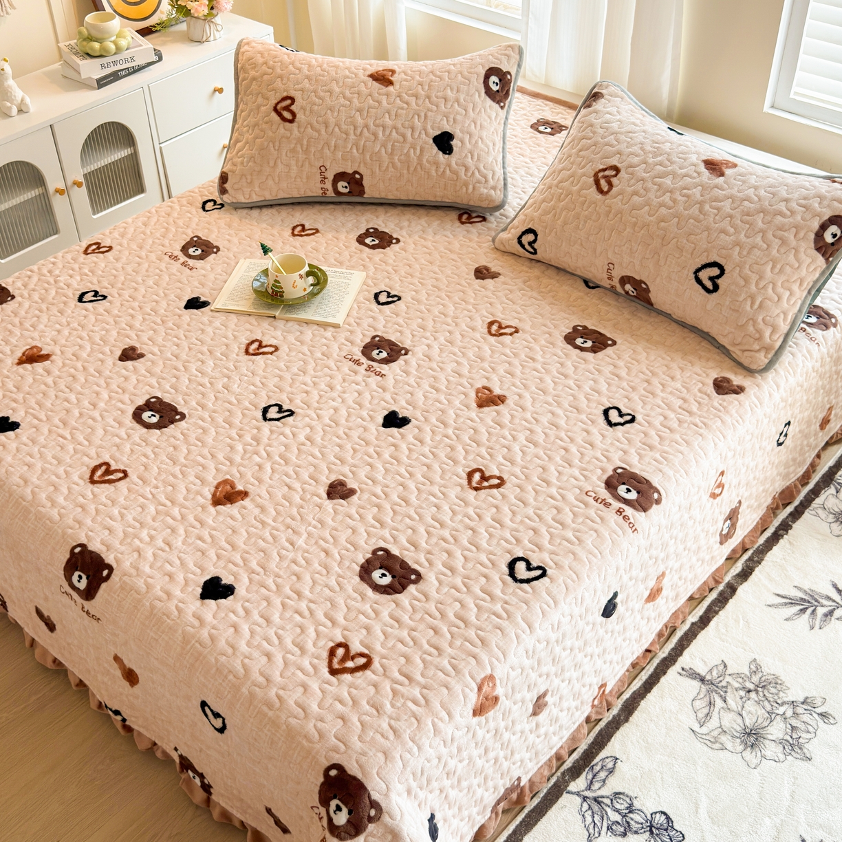 91家纺网 家纺一手货源 找家纺 梓依家纺 2025新款牛奶绒花边单床盖三件套四件套 爱心熊