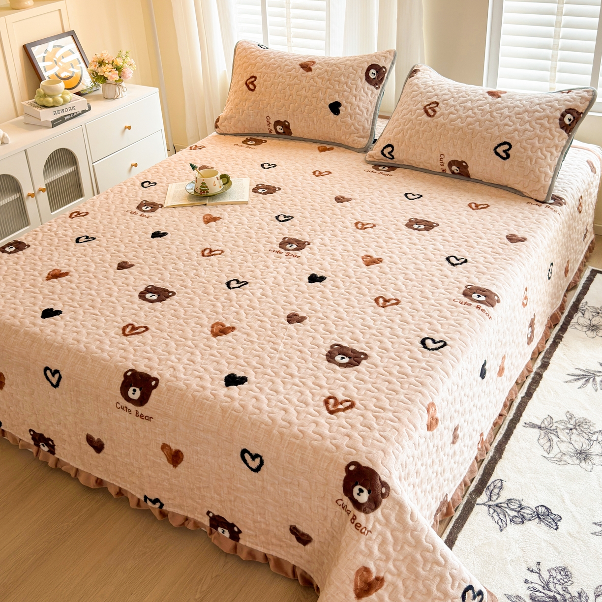 91家纺网 家纺一手货源 找家纺 梓依家纺 2025新款牛奶绒花边单床盖三件套四件套 爱心熊