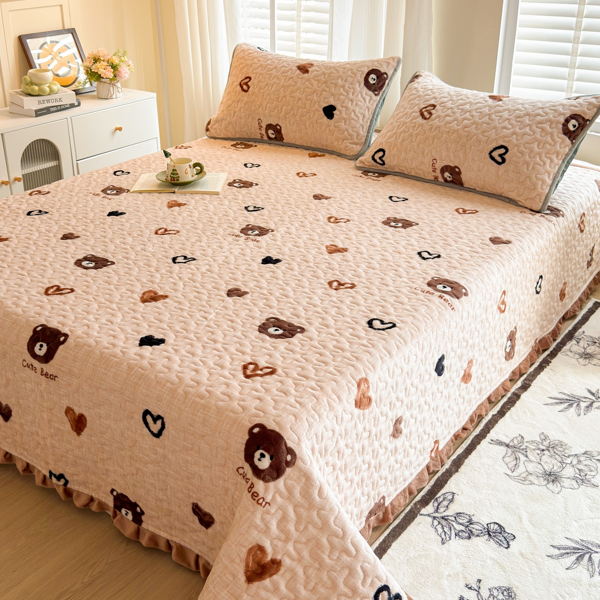 91家纺网 家纺一手货源 找家纺 梓依家纺 2025新款牛奶绒花边单床盖三件套四件套 爱心熊