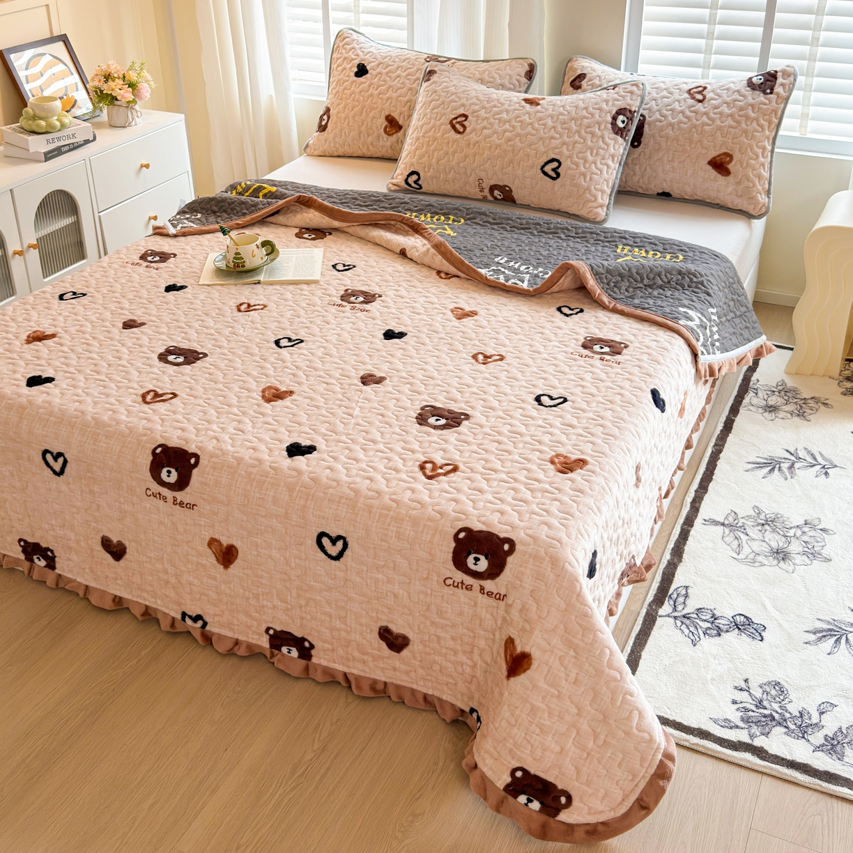 91家纺网 家纺一手货源 找家纺 梓依家纺 2025新款牛奶绒花边单床盖三件套四件套 爱心熊