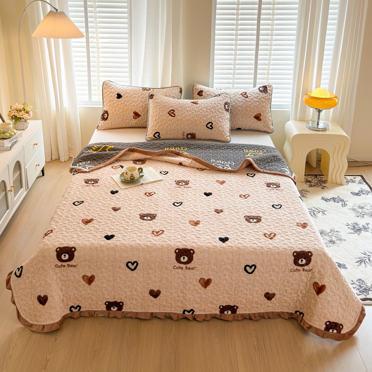 91家纺网 家纺一手货源 找家纺 梓依家纺 2025新款牛奶绒花边单床盖三件套四件套 爱心熊