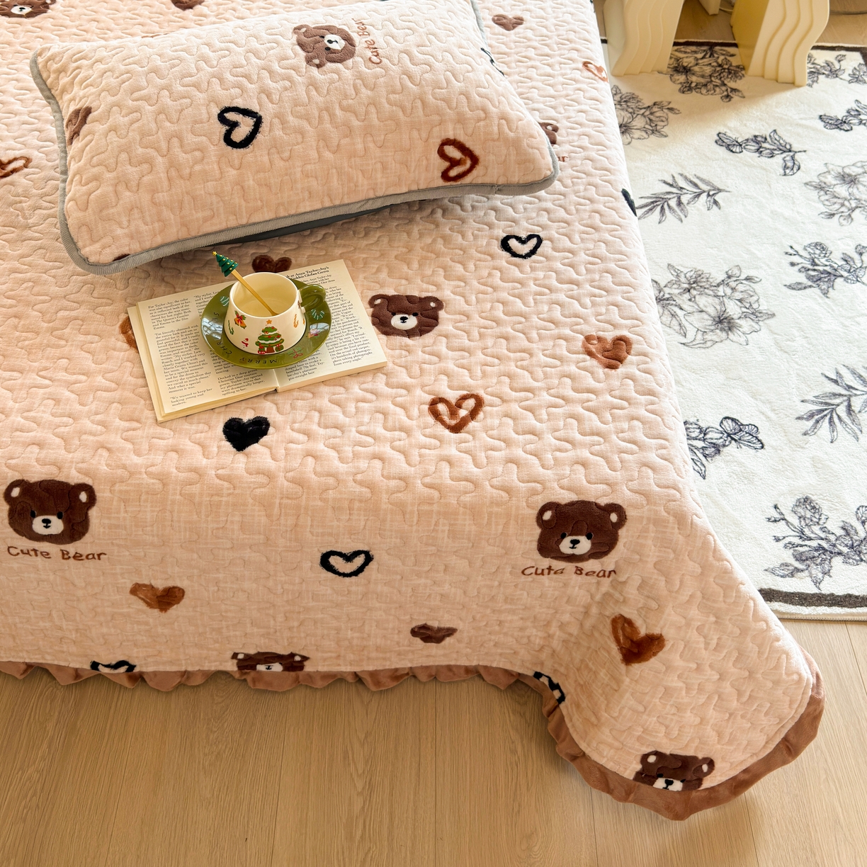 91家纺网 家纺一手货源 找家纺 梓依家纺 2025新款牛奶绒花边单床盖三件套四件套 爱心熊