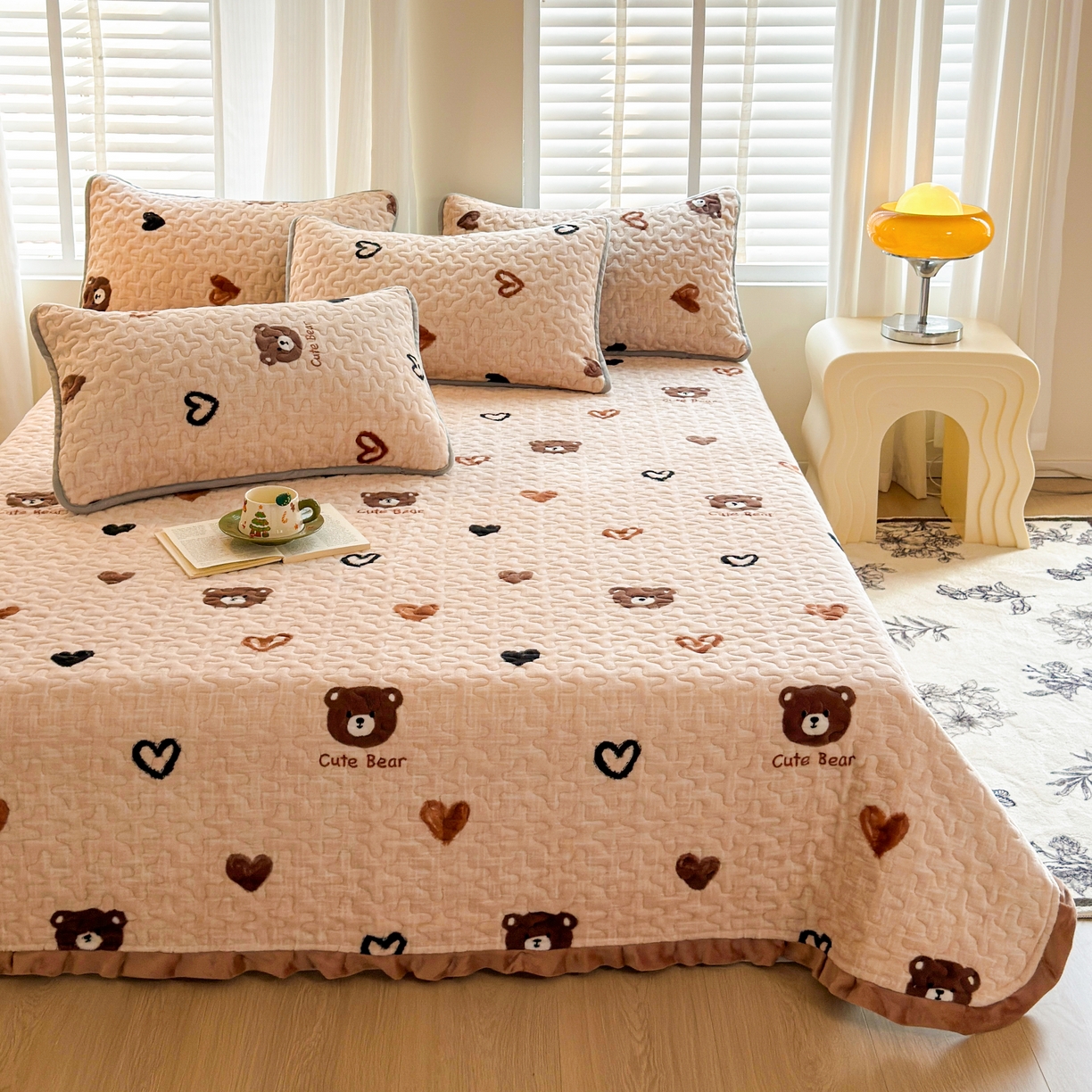 91家纺网 家纺一手货源 找家纺 梓依家纺 2025新款牛奶绒花边单床盖三件套四件套 爱心熊