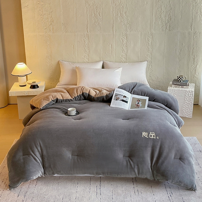 91家纺网 家纺一手货源 找家纺 云家 2025新款双面牛奶绒刺绣冬被跨境被子外贸冬季被芯 灰+驼