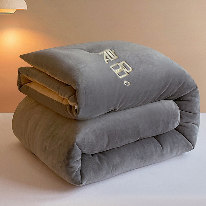 91家纺网 家纺一手货源 找家纺 云家 2025新款双面牛奶绒刺绣冬被跨境被子外贸冬季被芯 灰+驼