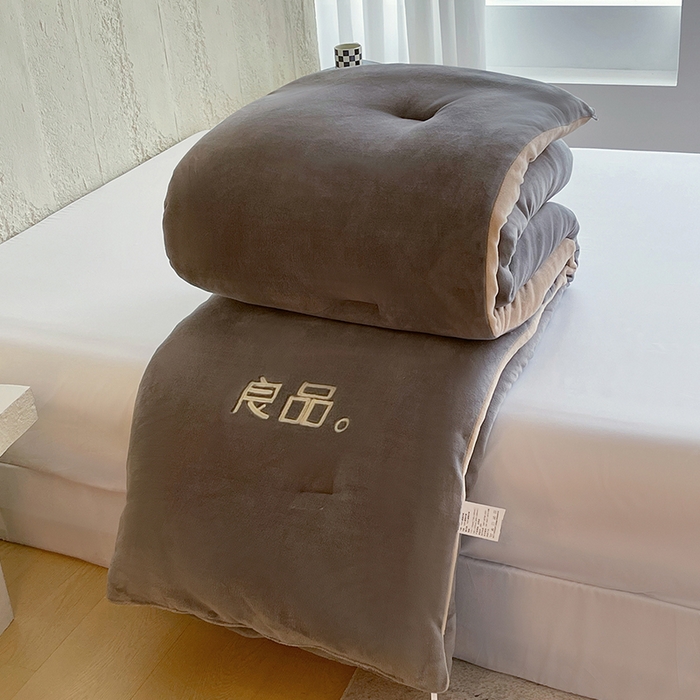 91家纺网 家纺一手货源 找家纺 云家 2025新款双面牛奶绒刺绣冬被跨境被子外贸冬季被芯 灰+驼