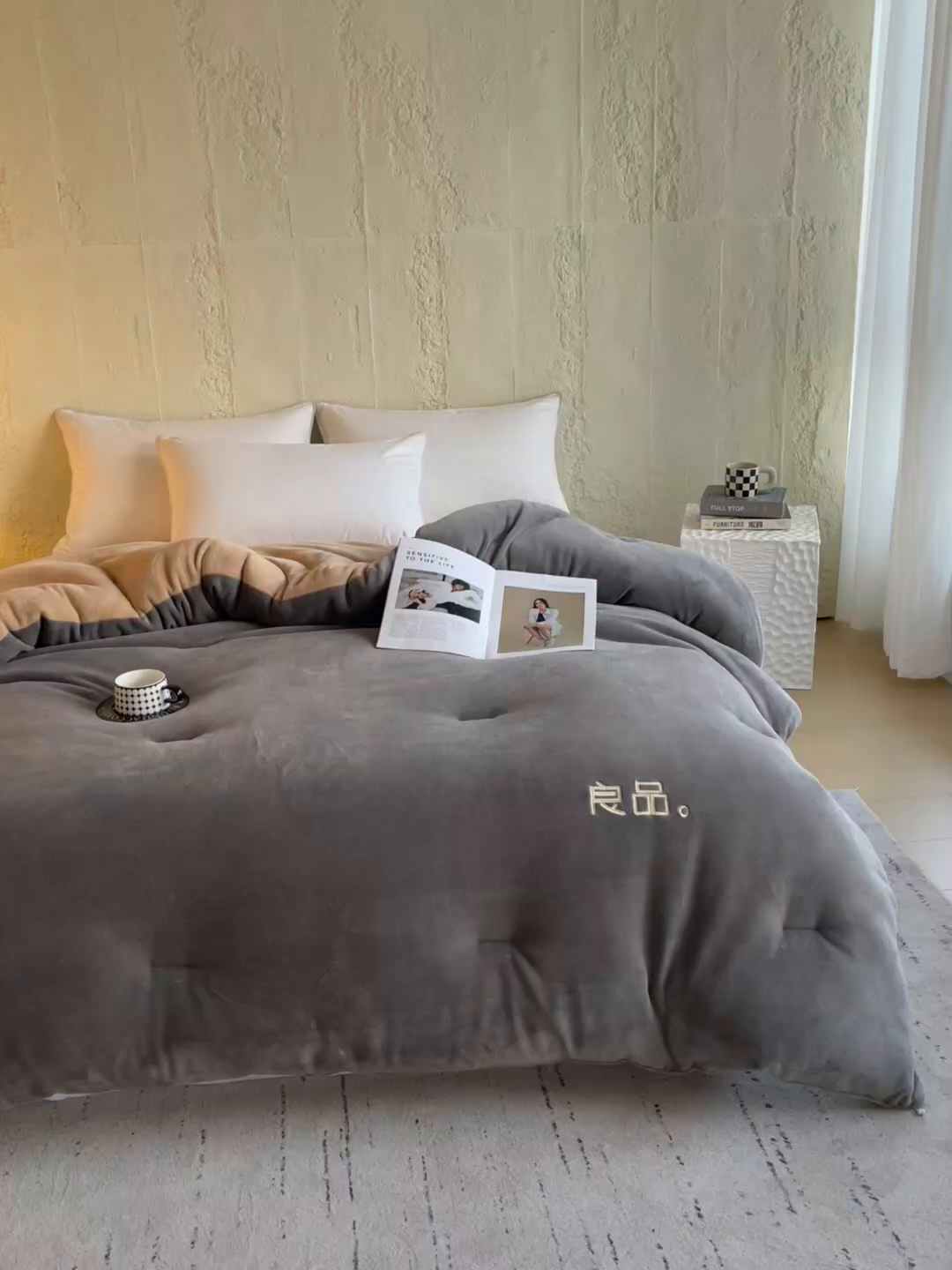 91家纺网 家纺一手货源 找家纺 云家 2025新款双面牛奶绒刺绣冬被跨境被子外贸冬季被芯 灰+驼