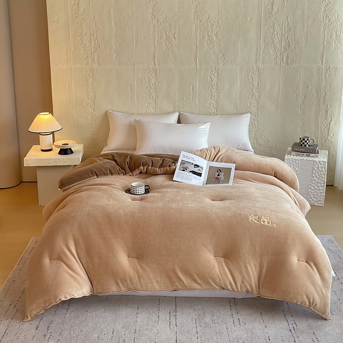 91家纺网 家纺一手货源 找家纺 云家 2025新款双面牛奶绒刺绣冬被跨境被子外贸冬季被芯 卡其