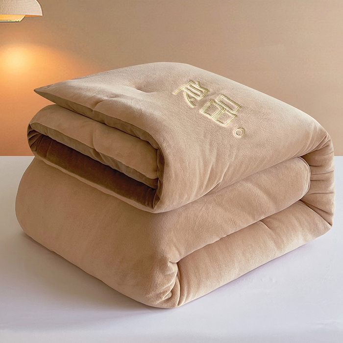 91家纺网 家纺一手货源 找家纺 云家 2025新款双面牛奶绒刺绣冬被跨境被子外贸冬季被芯 卡其