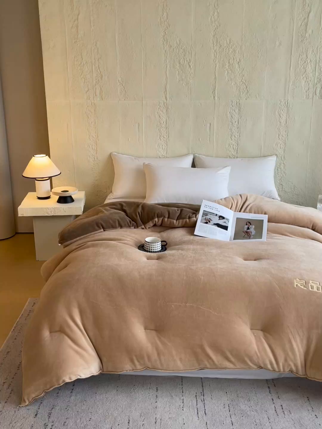 91家纺网 家纺一手货源 找家纺 云家 2025新款双面牛奶绒刺绣冬被跨境被子外贸冬季被芯 卡其