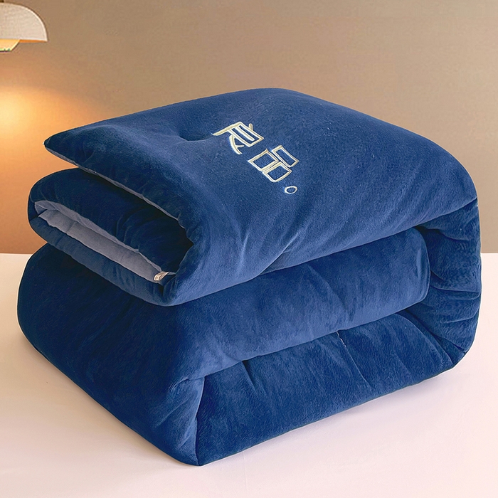 91家纺网 家纺一手货源 找家纺 云家 2025新款双面牛奶绒刺绣冬被跨境被子外贸冬季被芯 深蓝+浅蓝