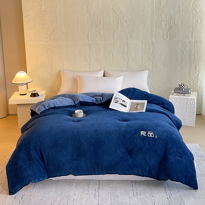 91家纺网 家纺一手货源 找家纺 云家 2025新款双面牛奶绒刺绣冬被跨境被子外贸冬季被芯 深蓝+浅蓝