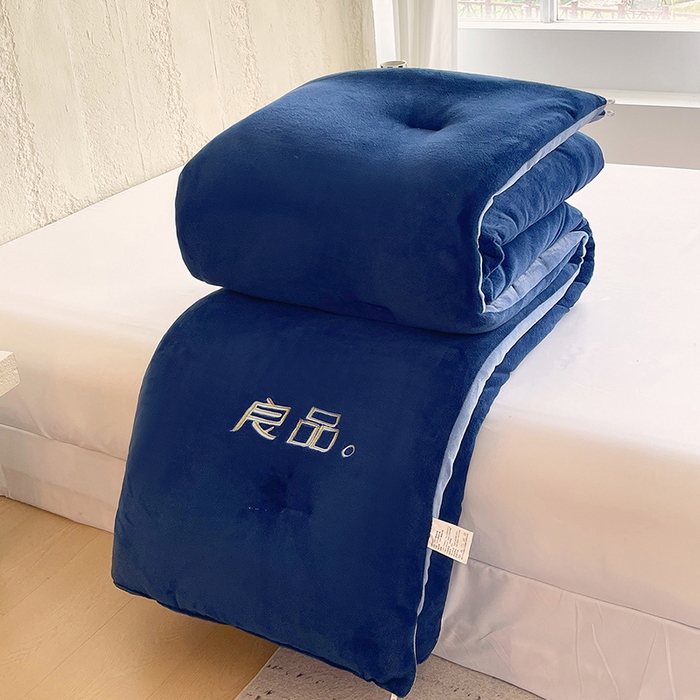 91家纺网 家纺一手货源 找家纺 云家 2025新款双面牛奶绒刺绣冬被跨境被子外贸冬季被芯 深蓝+浅蓝