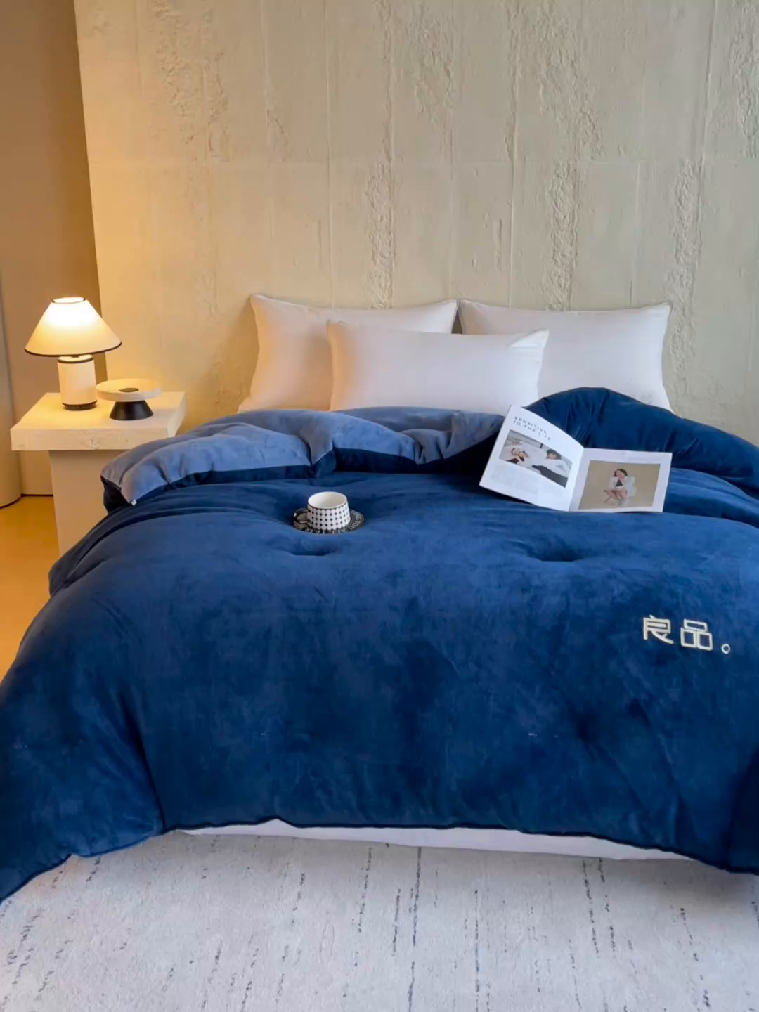 91家纺网 家纺一手货源 找家纺 云家 2025新款双面牛奶绒刺绣冬被跨境被子外贸冬季被芯 深蓝+浅蓝