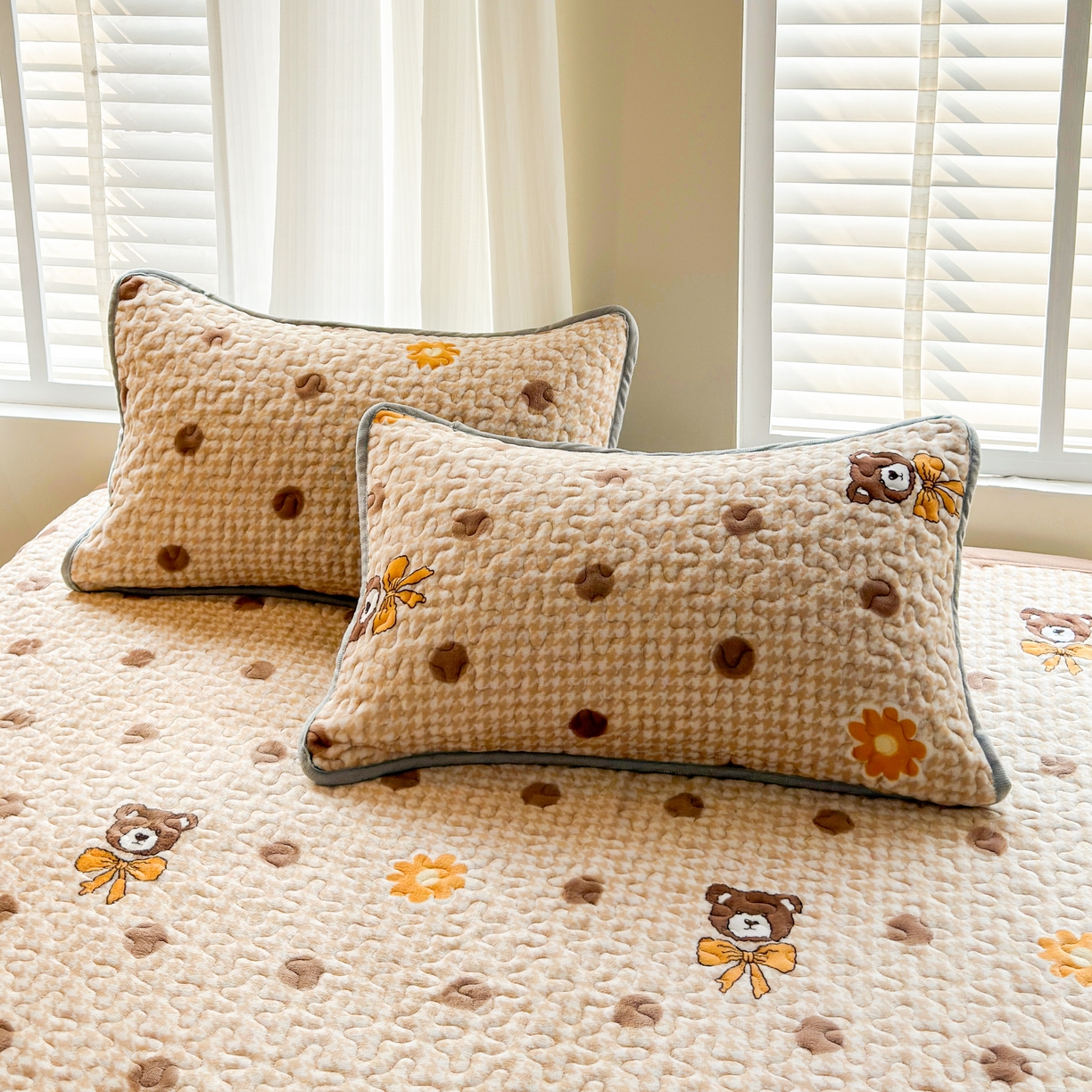 91家纺网 家纺一手货源 找家纺 梓依家纺 2025新款牛奶绒花边单床盖三件套四件套 波点熊