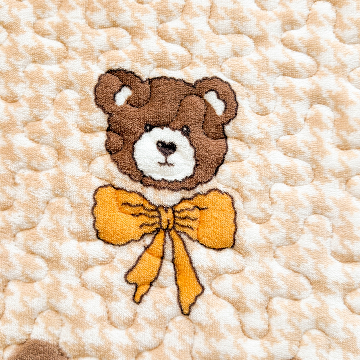 91家纺网 家纺一手货源 找家纺 梓依家纺 2025新款牛奶绒花边单床盖三件套四件套 波点熊