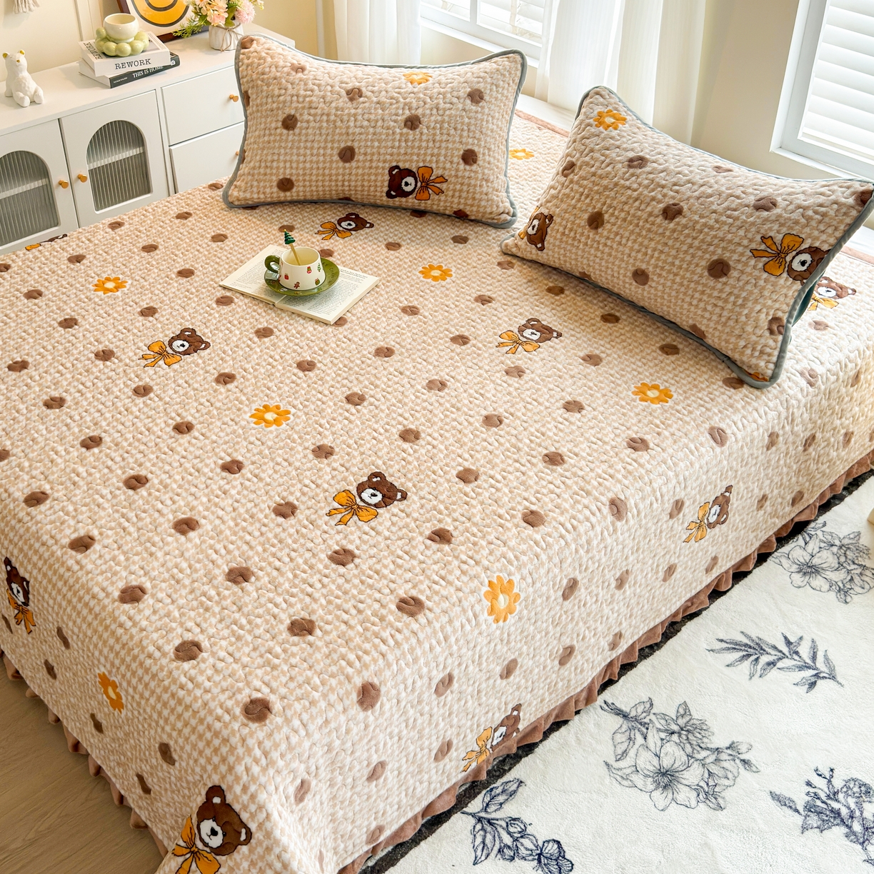 91家纺网 家纺一手货源 找家纺 梓依家纺 2025新款牛奶绒花边单床盖三件套四件套 波点熊