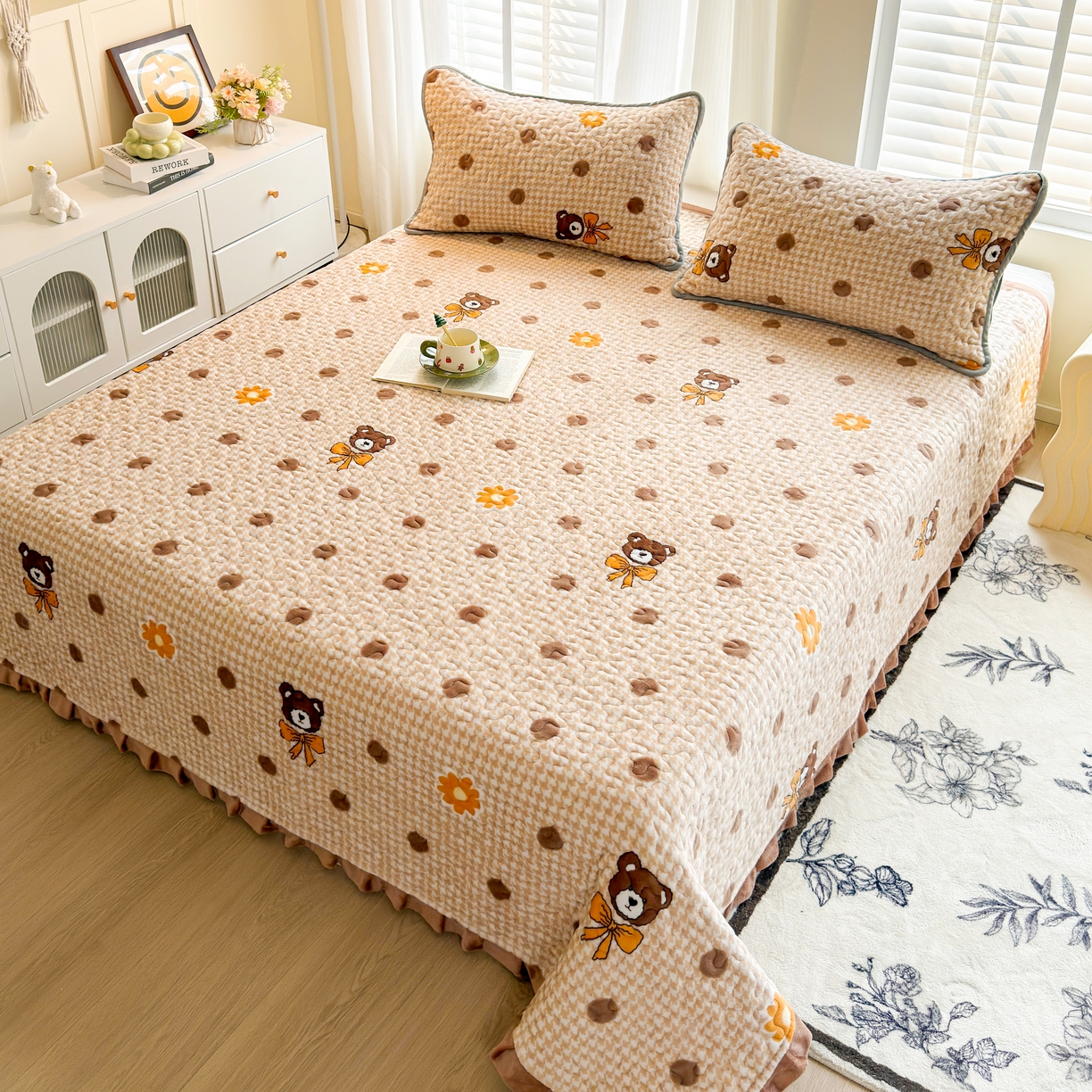 91家纺网 家纺一手货源 找家纺 梓依家纺 2025新款牛奶绒花边单床盖三件套四件套 波点熊