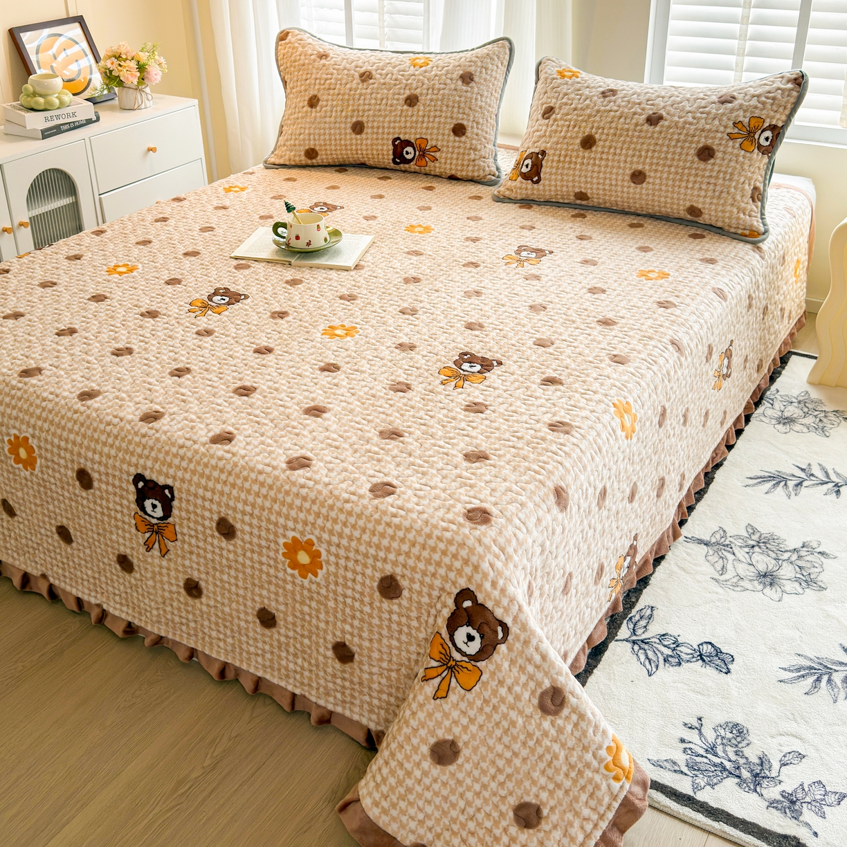 91家纺网 家纺一手货源 找家纺 梓依家纺 2025新款牛奶绒花边单床盖三件套四件套 波点熊