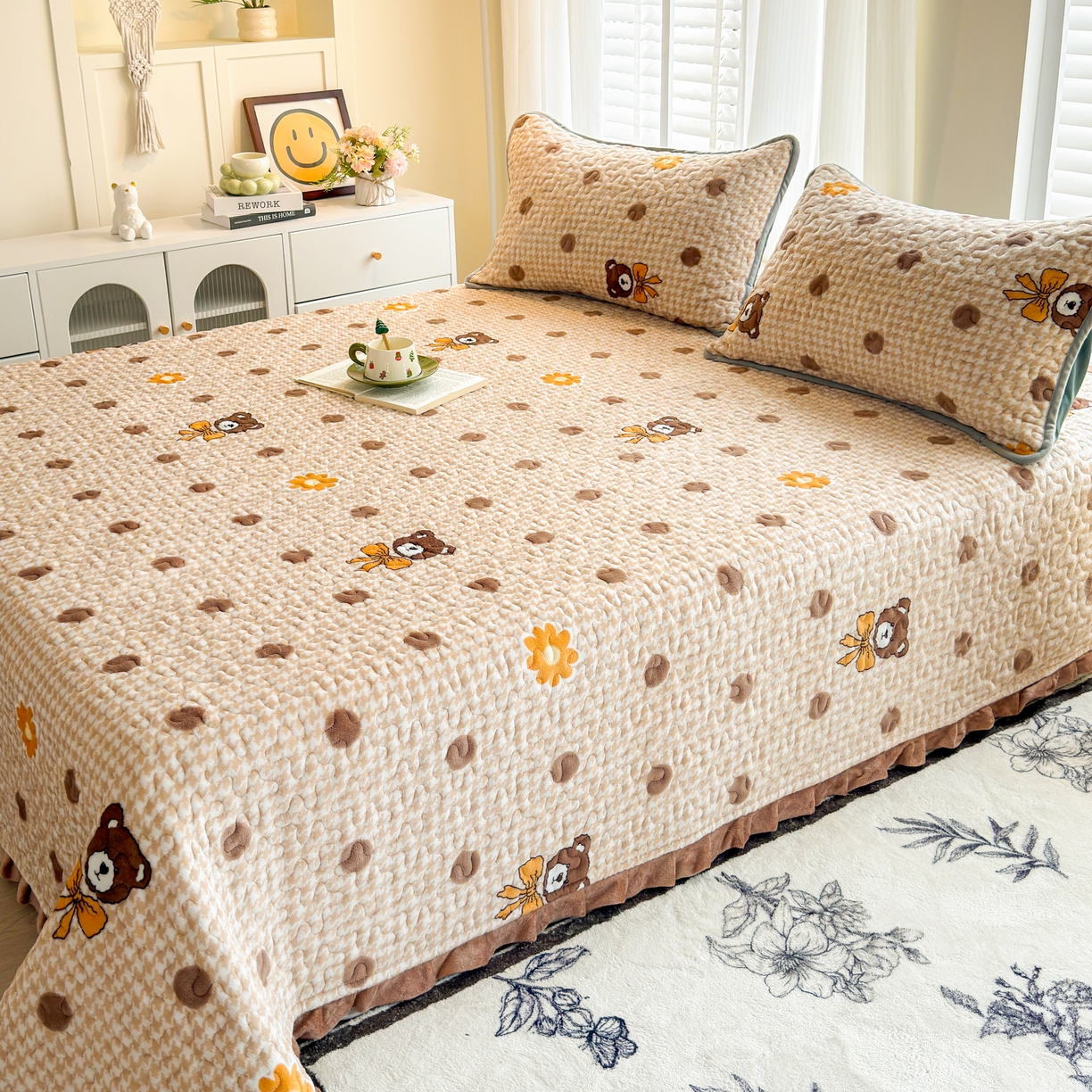 91家纺网 家纺一手货源 找家纺 梓依家纺 2025新款牛奶绒花边单床盖三件套四件套 波点熊