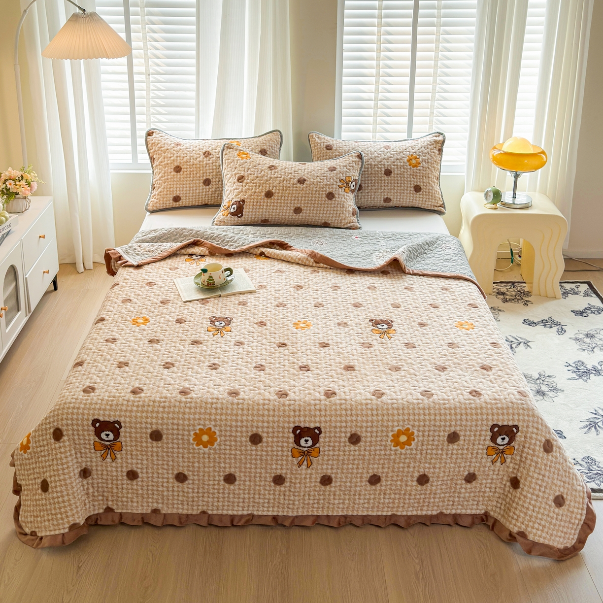 91家纺网 家纺一手货源 找家纺 梓依家纺 2025新款牛奶绒花边单床盖三件套四件套 波点熊